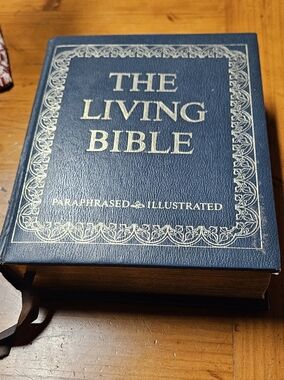 The Living Bible Deluxe Edition Paraphrased Illistrated 1973